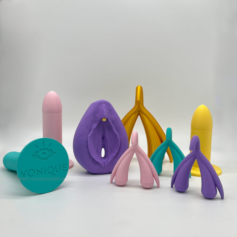 Yonique Titelbild, Produktpalette, Aufklärungsmodelle, Sexualkunde, Bildung, Dekoration, Female Empowerment, Feminismus, Sexualität, Gesundheit, Klitoris, Penis, Dekoration, Kondompräsenter, Vulva
